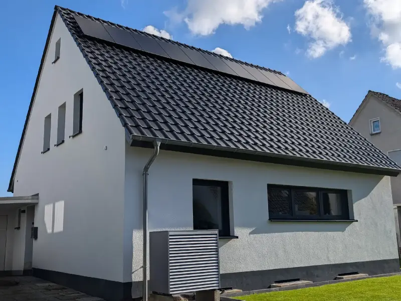 Ein Einfamilienhaus nach der energetischen Sanierung zum Effizienzhaus.