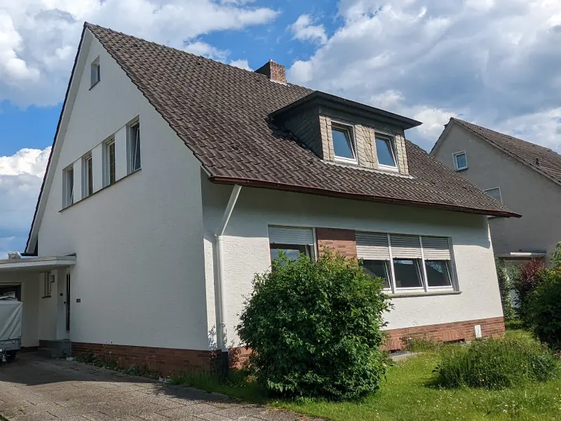 Ein Einfamilienhaus vor der energetischen Sanierung zum Effizienzhaus.