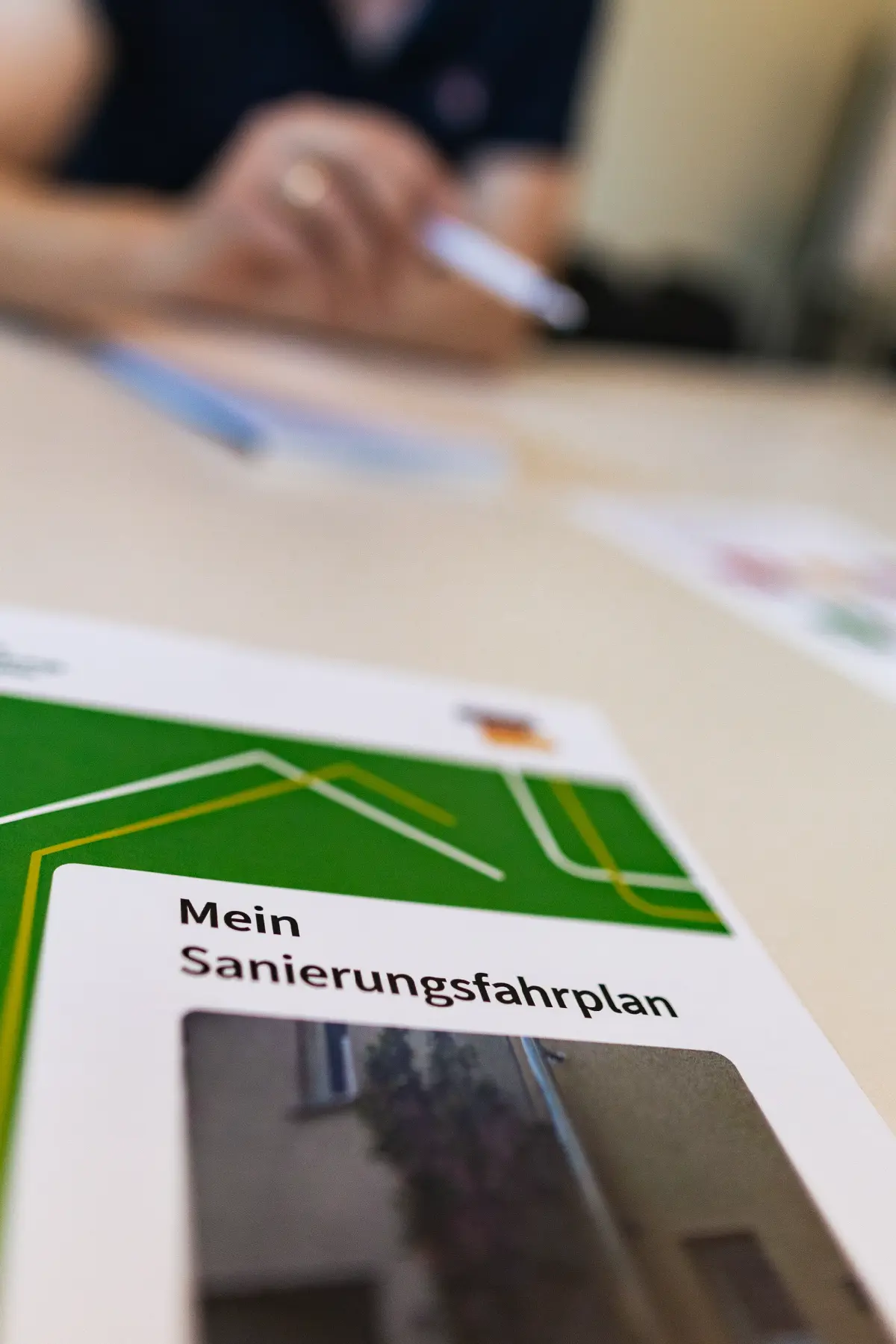 Mit einem individuellen Sanierungsfahrplan (iSFP) erhalten Sie eine fundierte Analyse des energetischen Ist-Zustands Ihrer Immobilie und Empfehlungen, wie Sie Ihr Zuhause Schritt für Schritt effizienter gestalten.