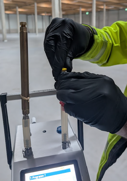 Raumluftmessungen erfolgen in Innenräumen nach festgelegten Vorgaben und Normen.