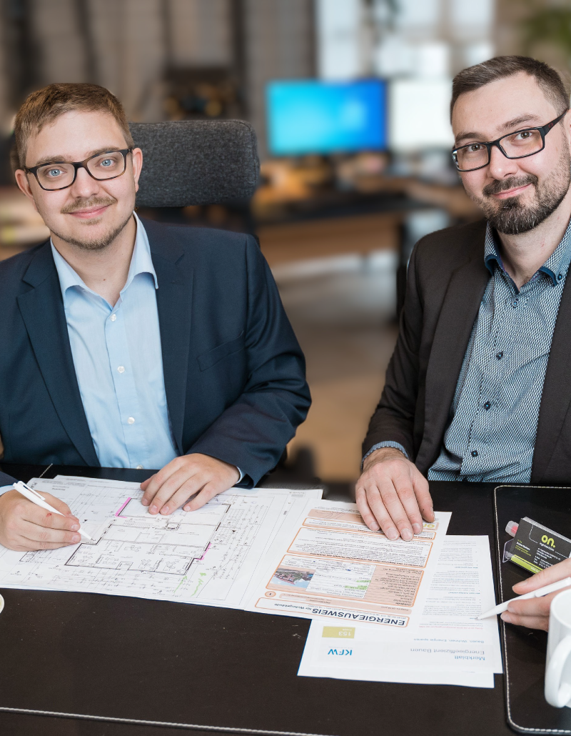 Ein GEG-Nachweis wird von Ingenieuren, Fachplanern für Energie und Bauphysik oder Energieeffizienz-Experten erstellt.