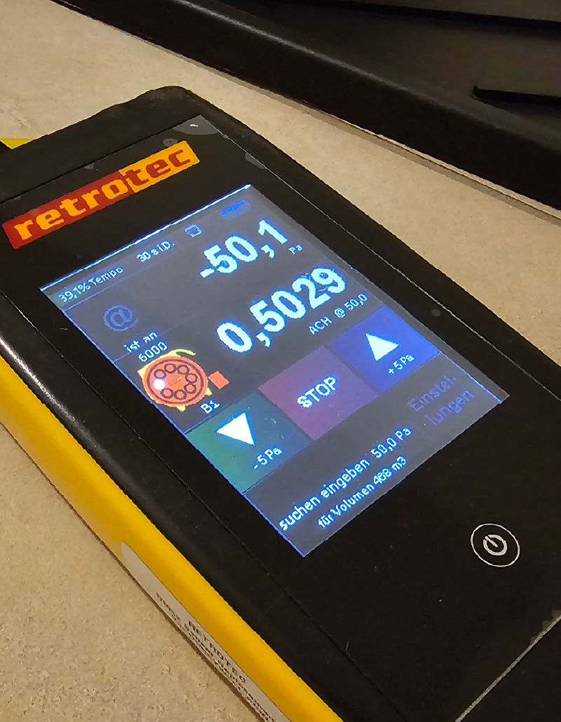 Ein Blower Door Test erfolgt bei 50 Pascal.